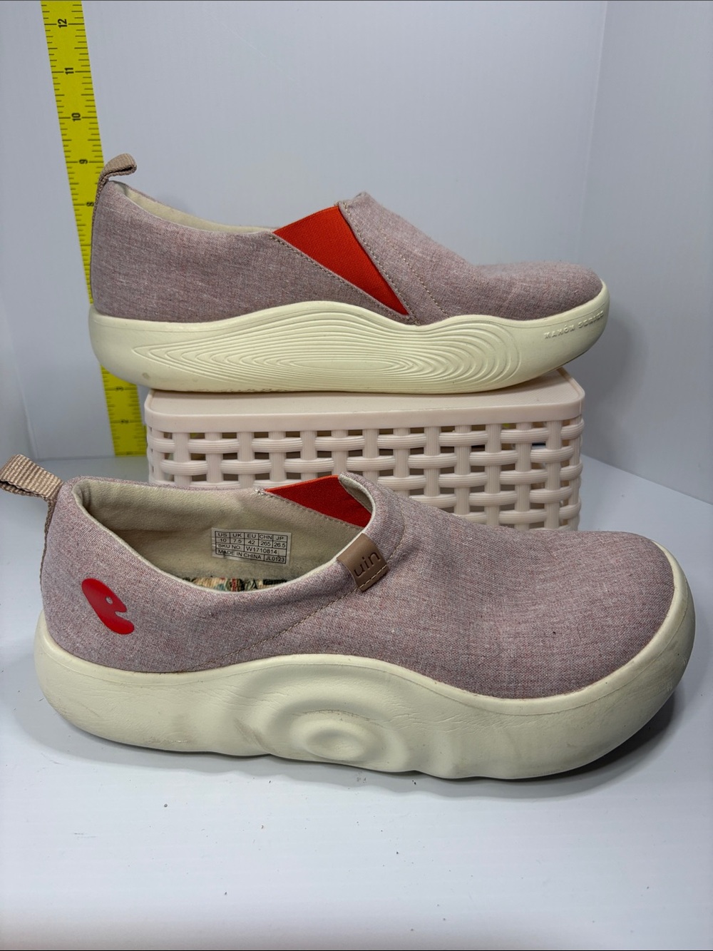 Uin Slip-On Casual‎ Sneakers in Dusty Rose with Red Accent. Box 26